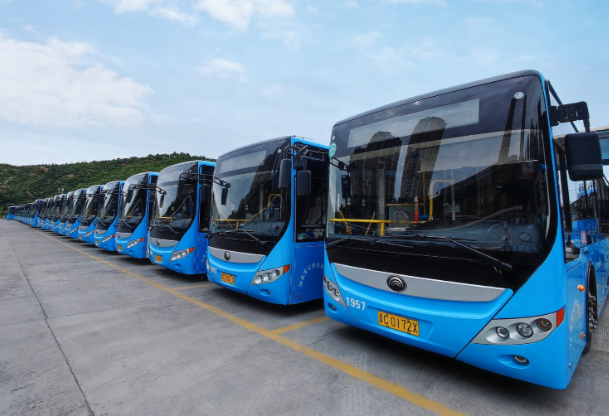 路遇大貨車(chē)輪胎起火，6路公交車(chē)駕駛員王曉春果斷施以援手 --“我車(chē)上的3個(gè)滅火器都用完了”